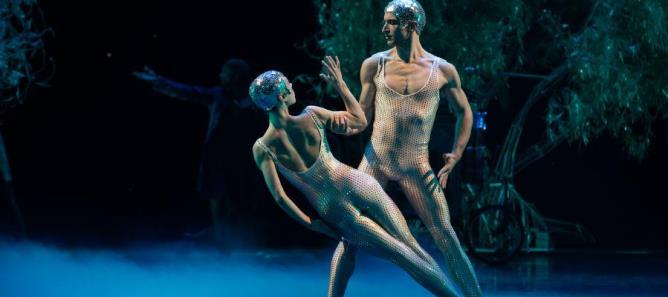 Det er karakternen der står stærkt i Ene Skærsommernatsdrøm med Den Kongelige Ballet - her er det Oberon og Titania i Jonathan Chmelensky og Emma Riis-Kofoeds skikkelser. 