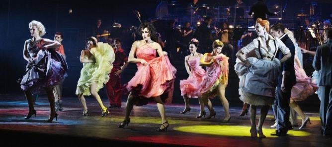 Der er godt kan i skørterne i Miles Hoares friske koreografi til West Side Story på Operaen.