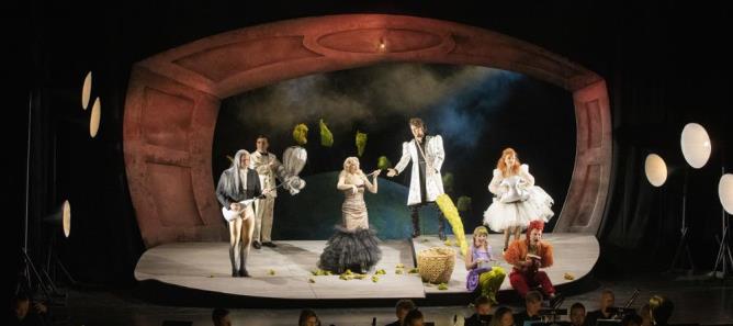 Næsten hele ensemblet på scenen i Den Jyske Operas udgave af Tryllefløjten.