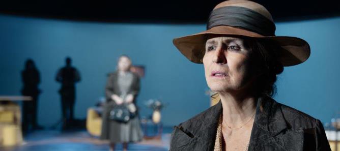 Virginia Woolf, her spillet af Karen-Lise Mynster, er en af de tre queer kvinder i skuespillet Timerne i Skuespilhuset.
