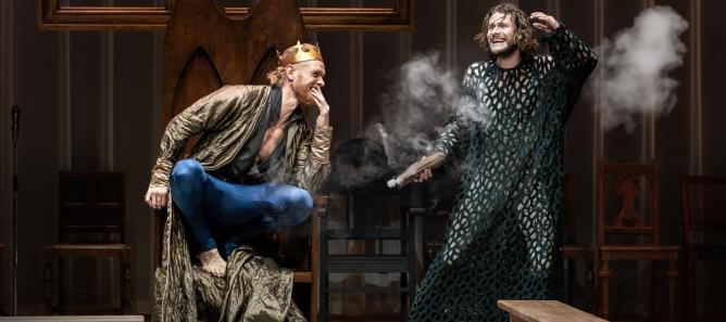 Peter Plaugborg og Simon Bennebjerg er forrygende som Kongen og hans elsker i forestillingen Edward d. II på Betty Nansen Teatret.