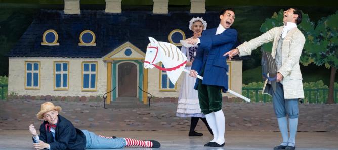 Det er Klods Hans og især hans to brødre, der gør balletten Klods Hans til en succes på Pantomimeteatret i Tivoli. 