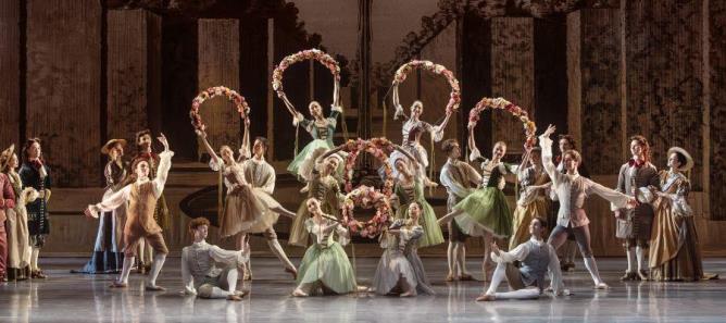 Korpset hos den Kongelige Ballet leverer en flot Blomstervals i en ellers søvnig udgave af klassikeren Tornerose. 